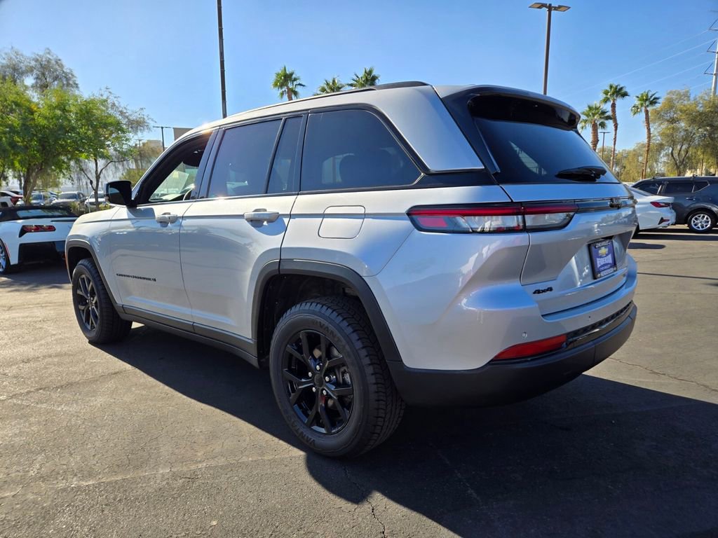2024 Jeep Grand Cherokee Altitude photo 2