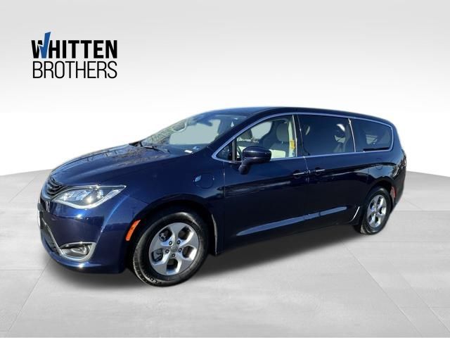 2017 Chrysler Pacifica Touring L Plus's photo