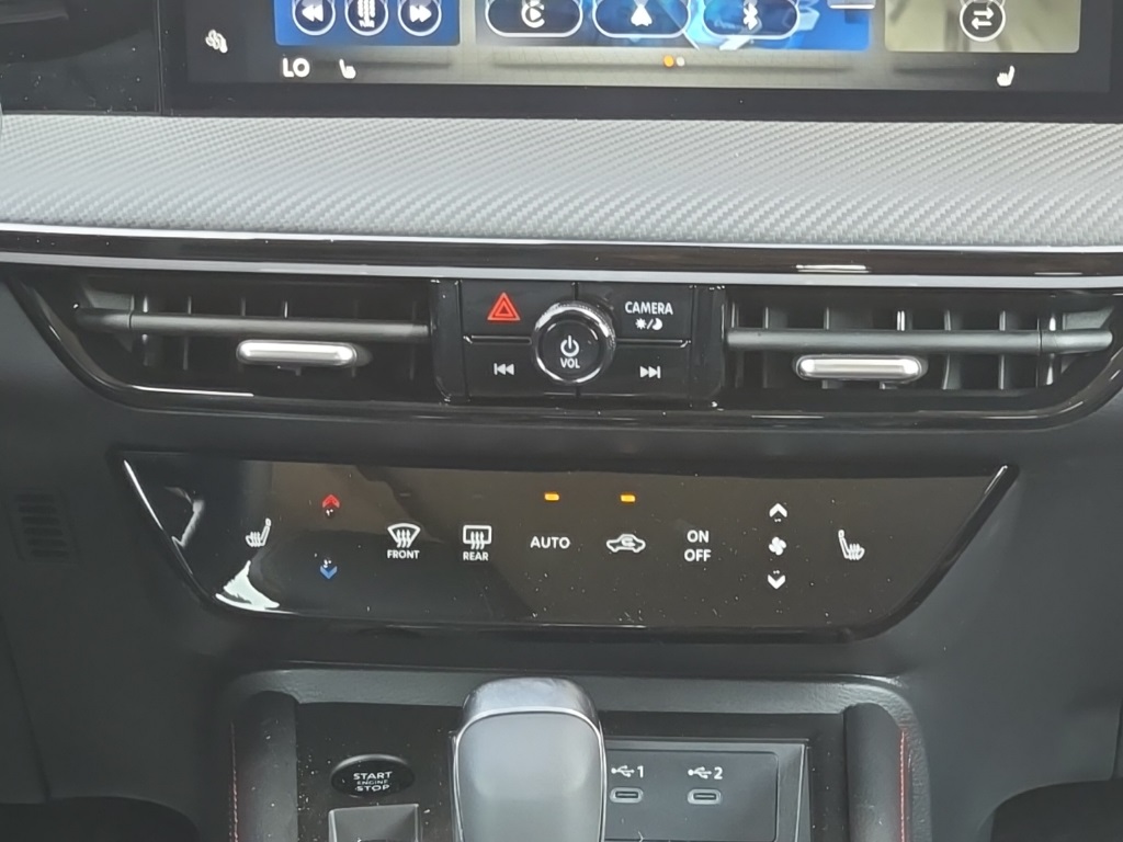 2025 Nissan Kicks SR photo 14