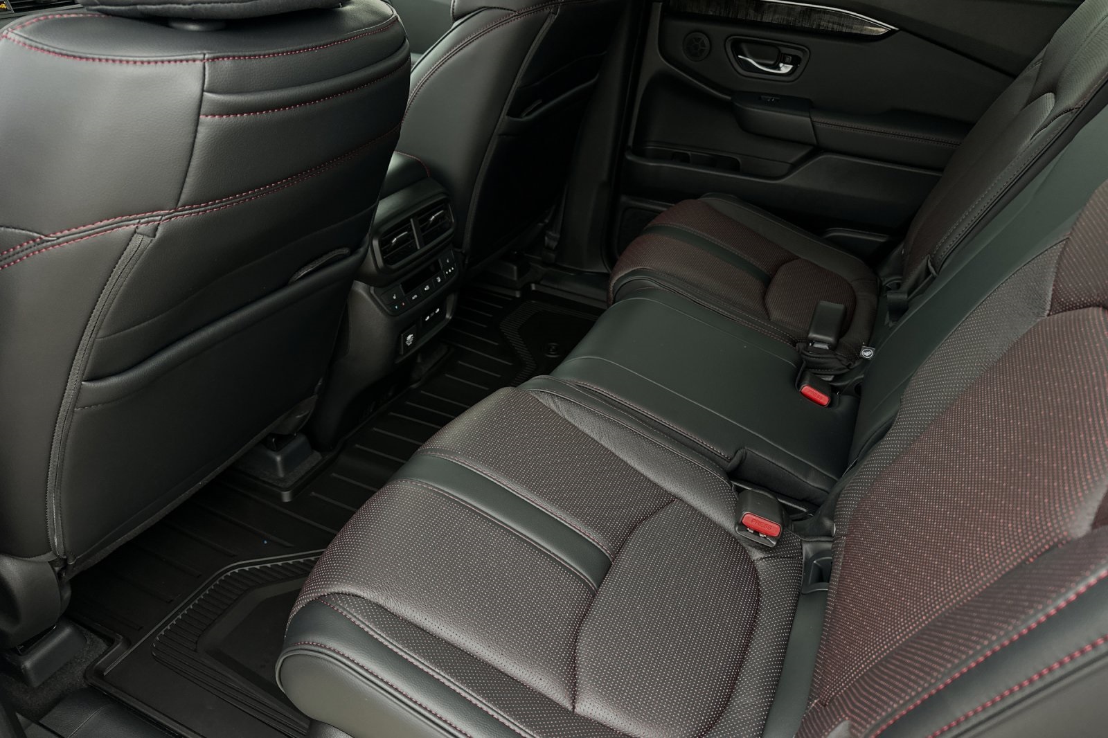 2025 Honda Pilot Black Edition photo 12