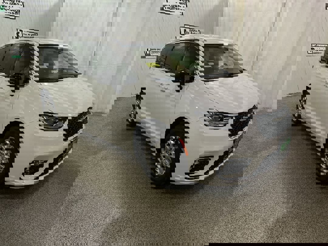 2026 Chrysler Pacifica Select's photo