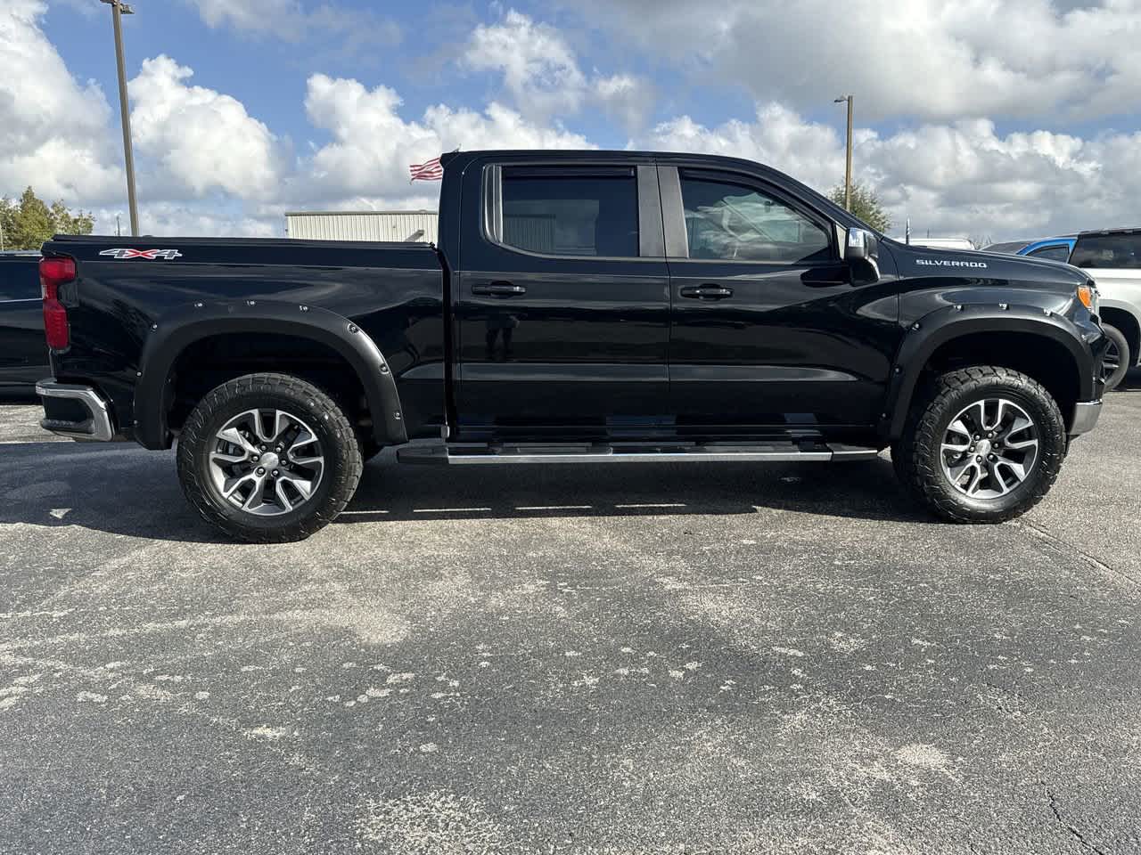 2023 Chevrolet Silverado 1500 LT photo 3