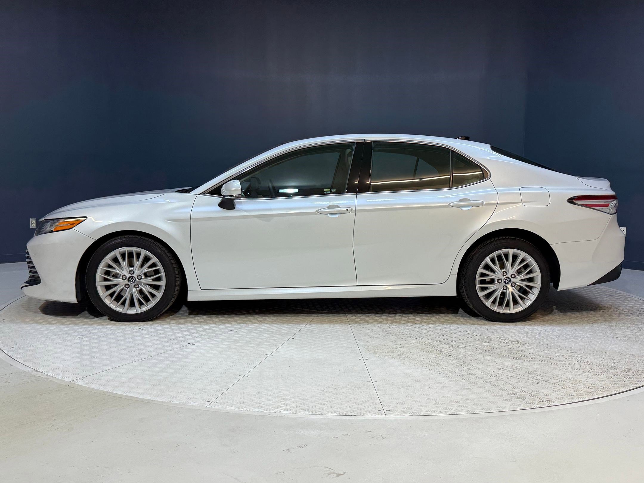 2018 Toyota Camry XLE V6 photo 2