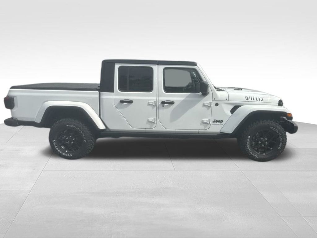 2025 Jeep Gladiator Willys photo 18