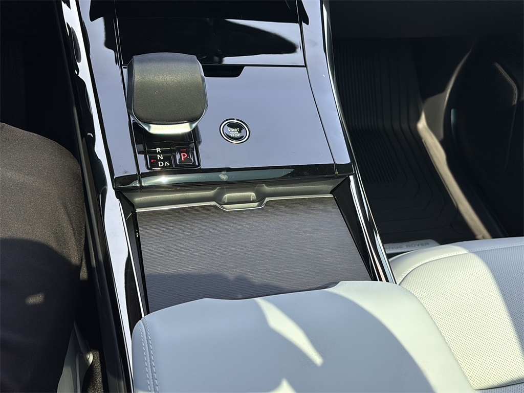 2025 Land Rover Range Rover Sport SE photo 17