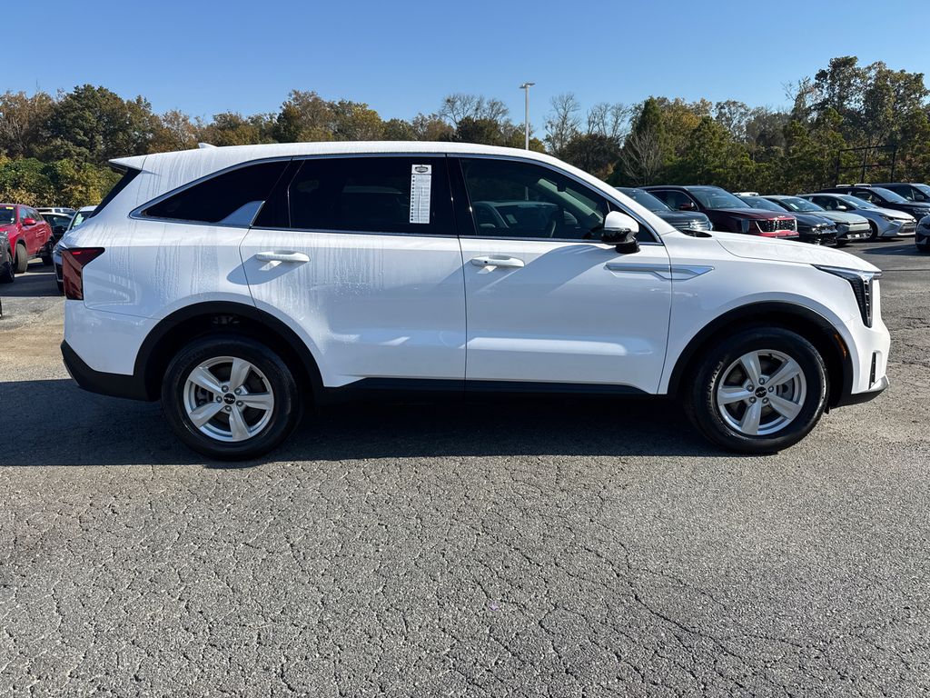 2024 Kia Sorento LX photo 2