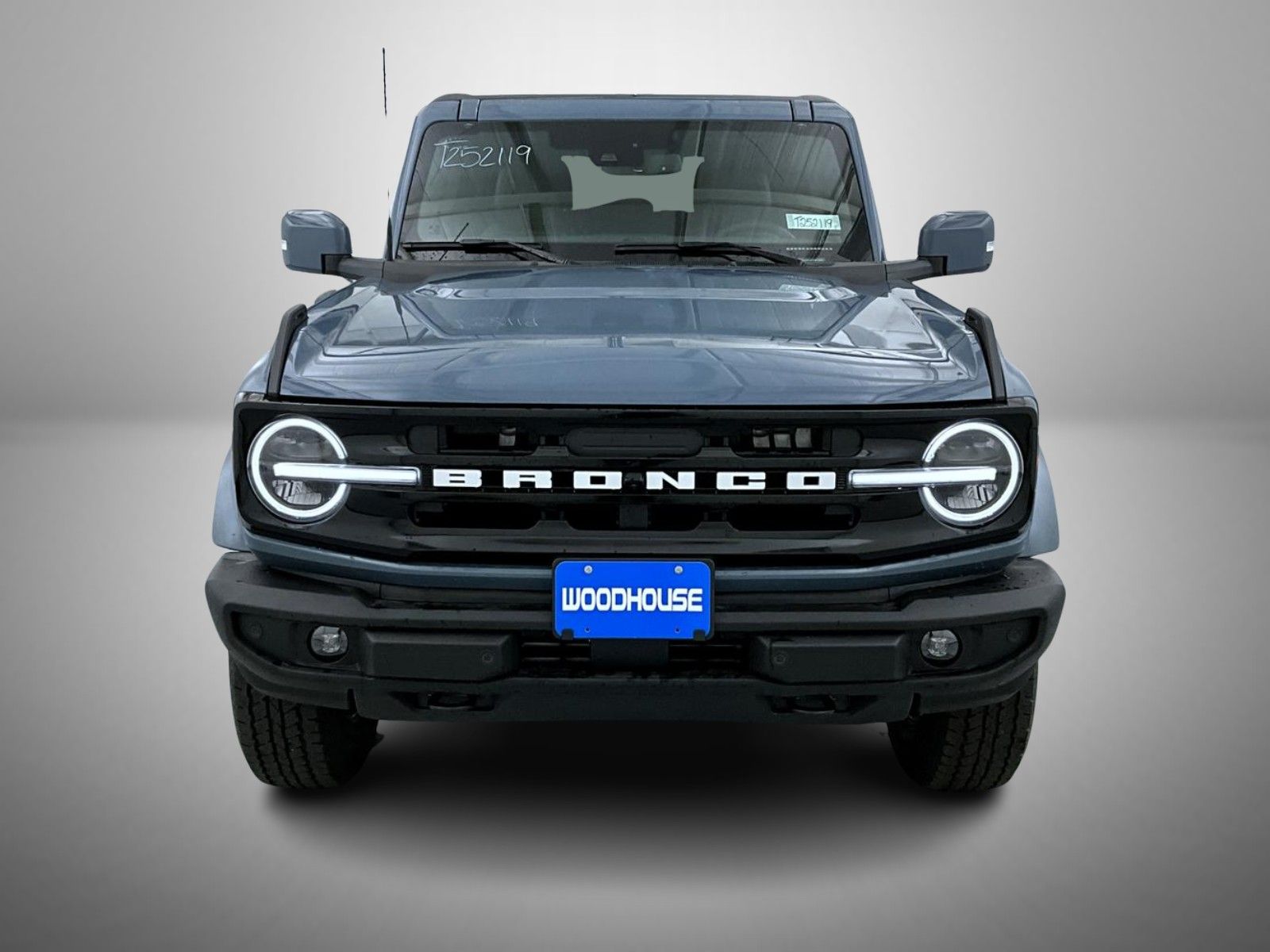2025 Ford Bronco Outer Banks photo 2