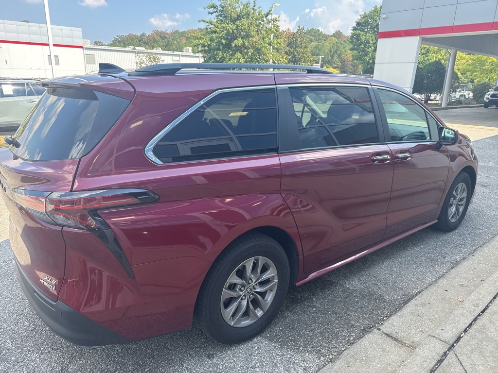 2022 Toyota Sienna XLE photo 3