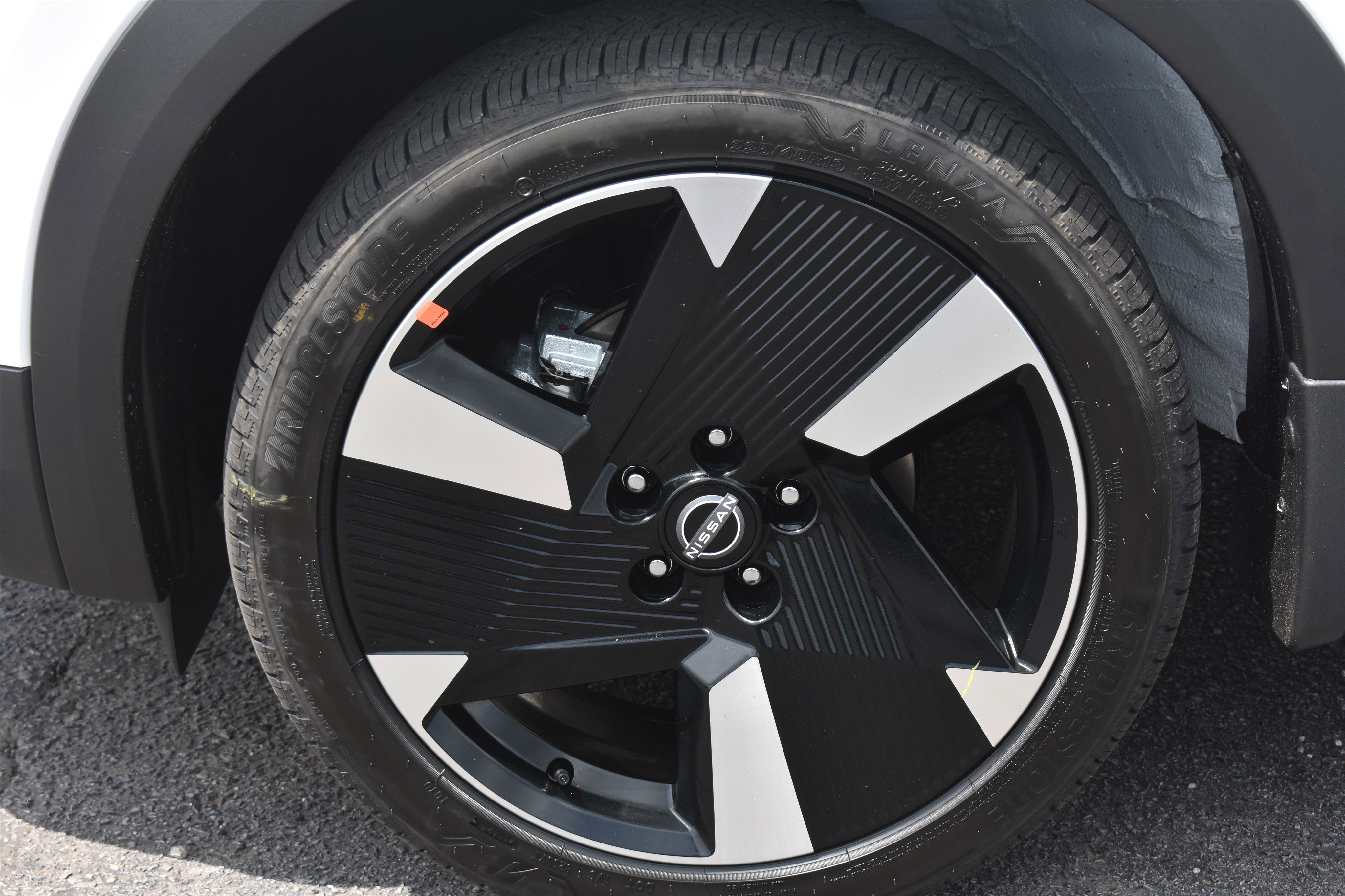 2025 Nissan Kicks SR photo 3