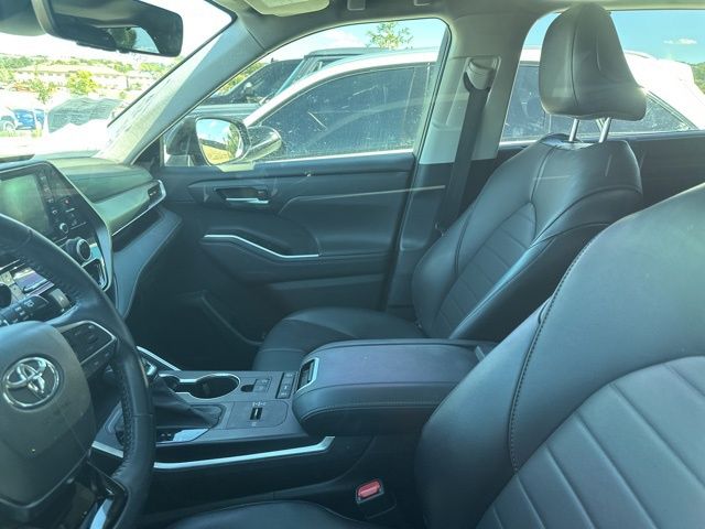2021 Toyota Highlander XLE photo 7