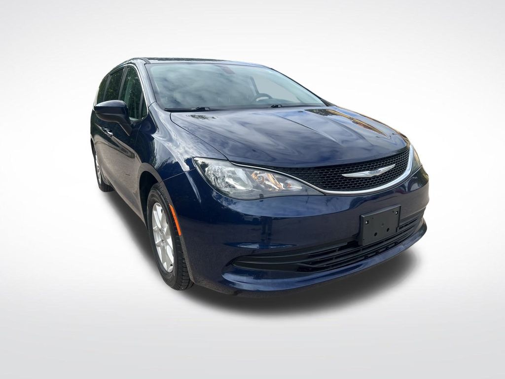 2017 Chrysler Pacifica Touring photo 3