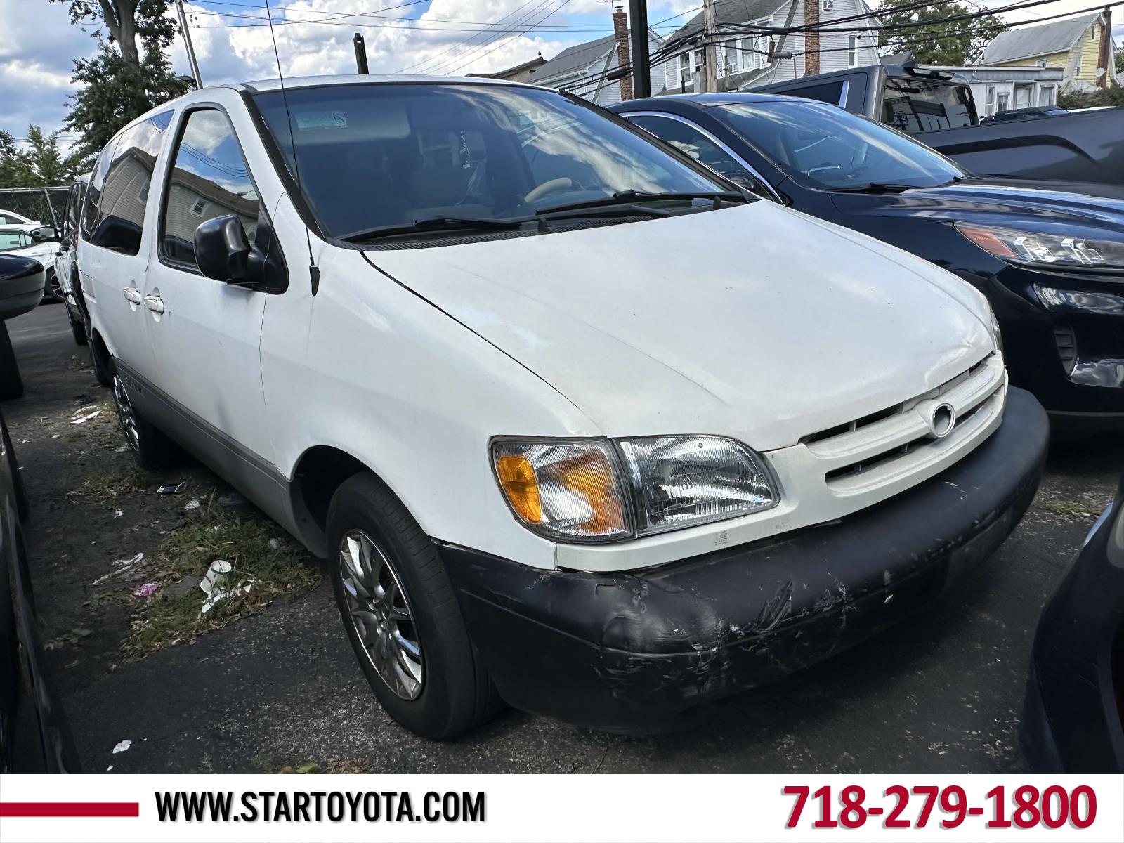2000 Toyota Sienna CE's photo