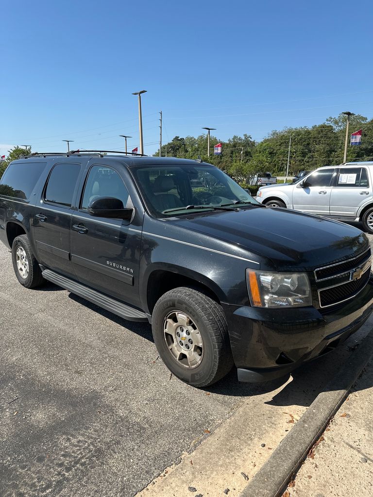 2011 Chevrolet Suburban 1500 LT photo 3