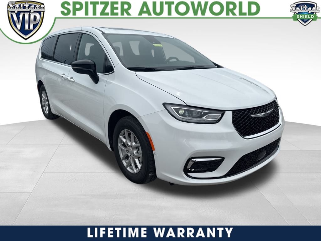 2026 Chrysler Pacifica Select's photo