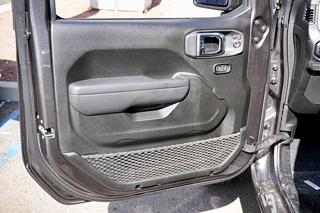 New 2025 Granite Crystal Metallic Clear-Coat Exterior Paint Jeep Sport S image 27