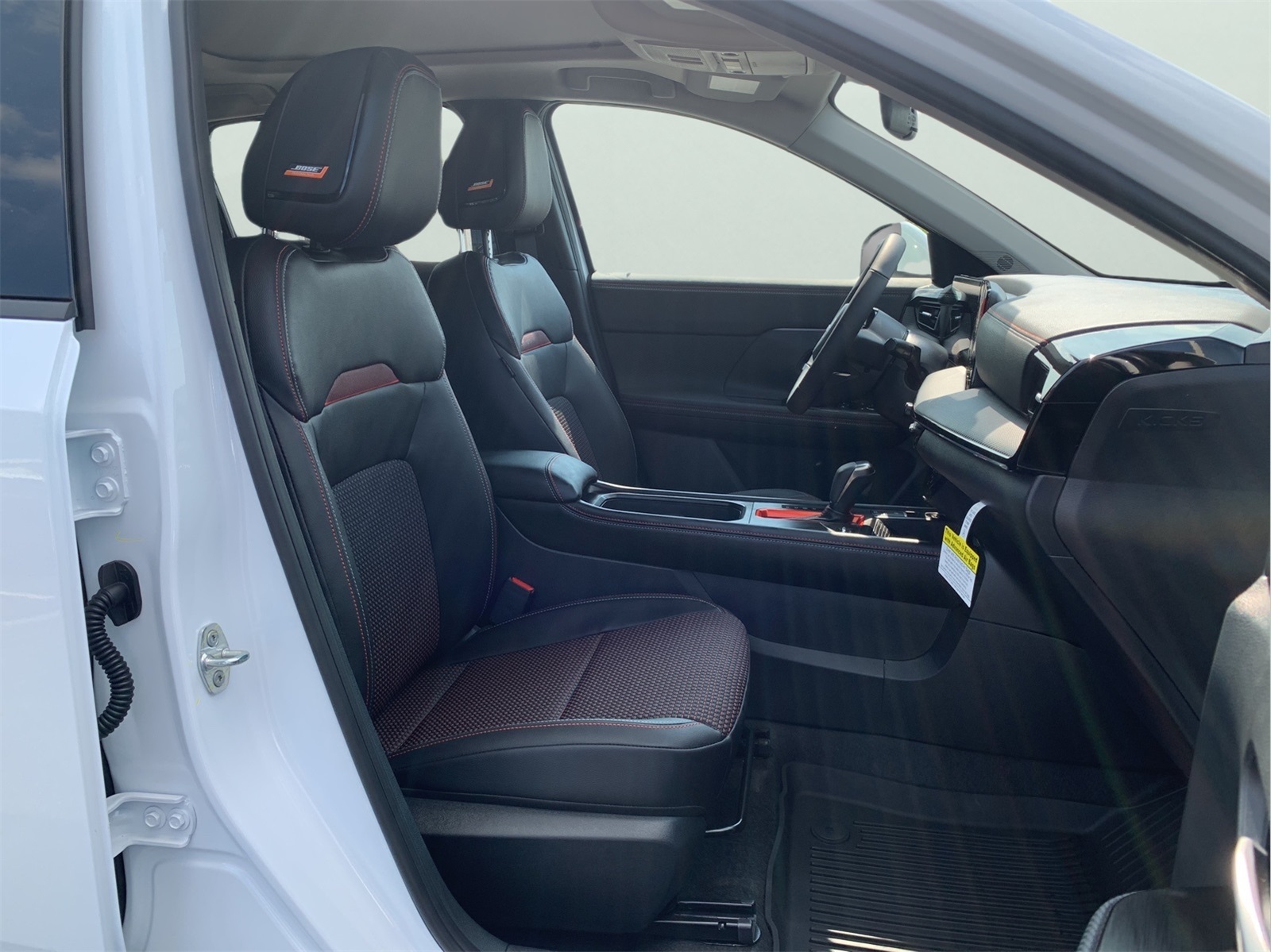 2025 Nissan Kicks SR photo 28