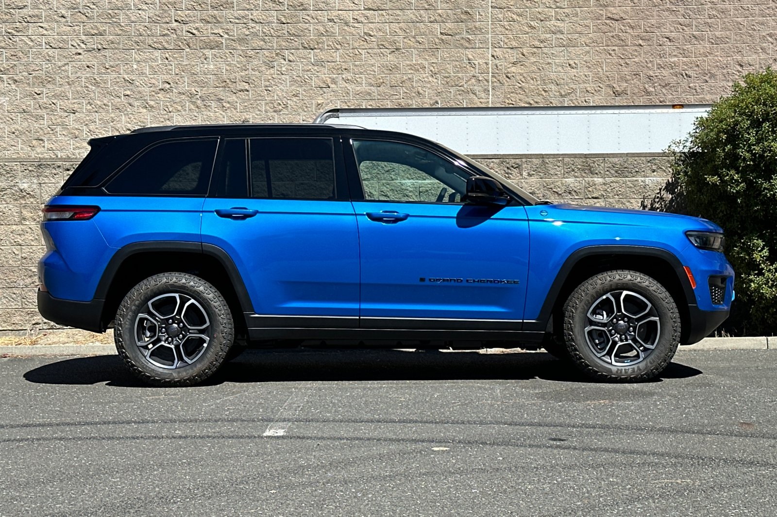 2023 Jeep Grand Cherokee Trailhawk 4xe photo 2