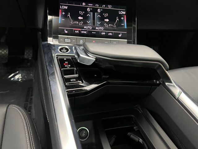 2022 Audi e-tron Premium Plus photo 28