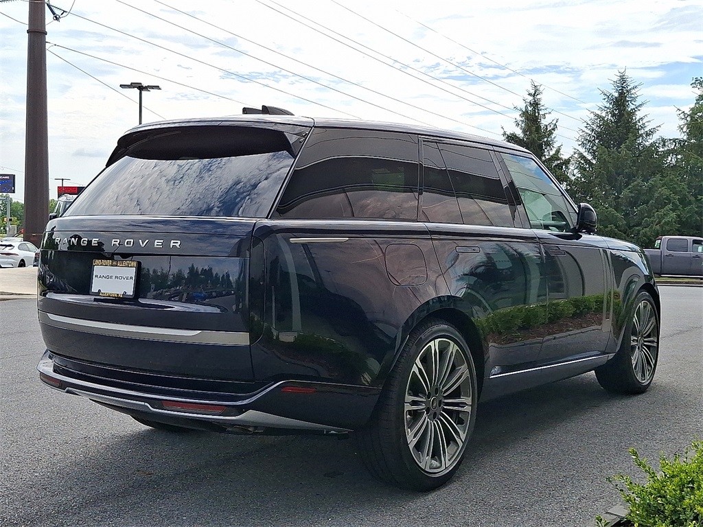 2025 Land Rover Range Rover SE photo 3