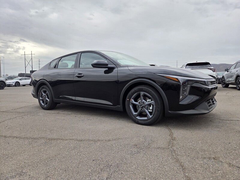 2025 Kia K4 LXS photo 2