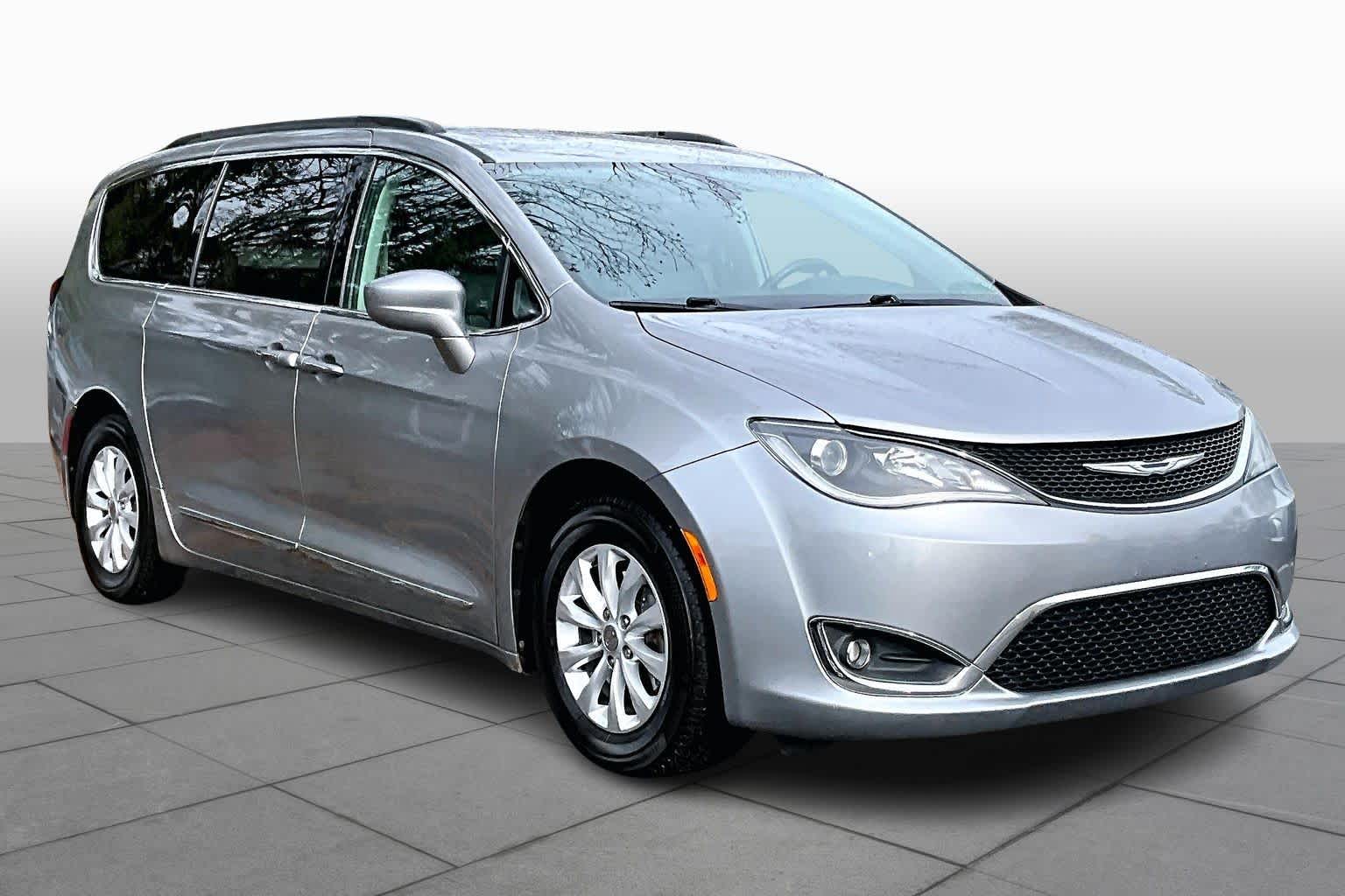 2017 Chrysler Pacifica Touring L photo 2