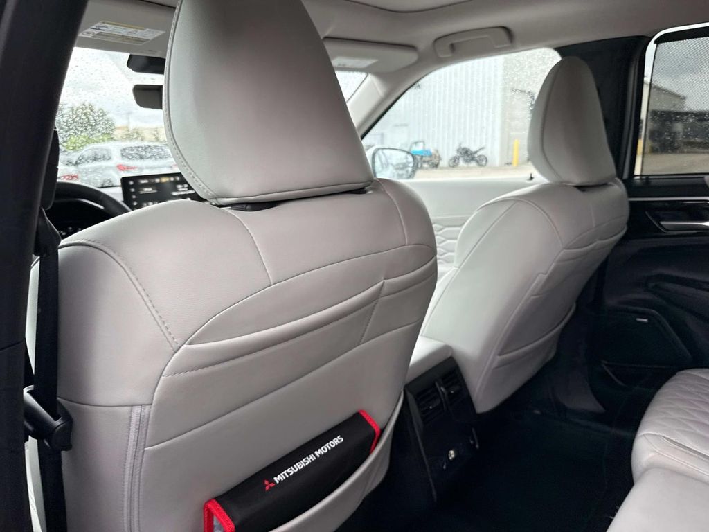 2025 Mitsubishi Outlander SEL photo 12