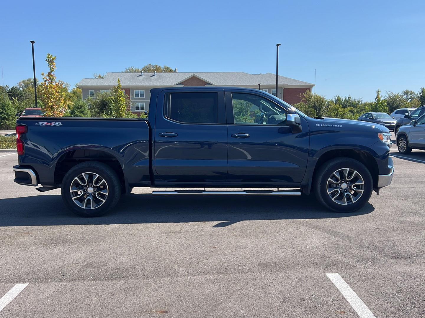 2022 Chevrolet Silverado 1500 LT photo 4