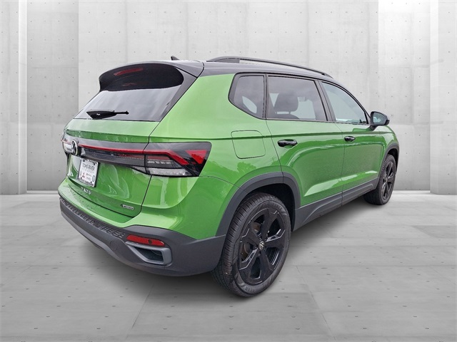 2025 Volkswagen Taos SE photo 3