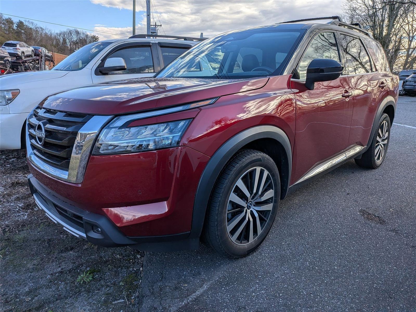 2023 Nissan Pathfinder Platinum's photo