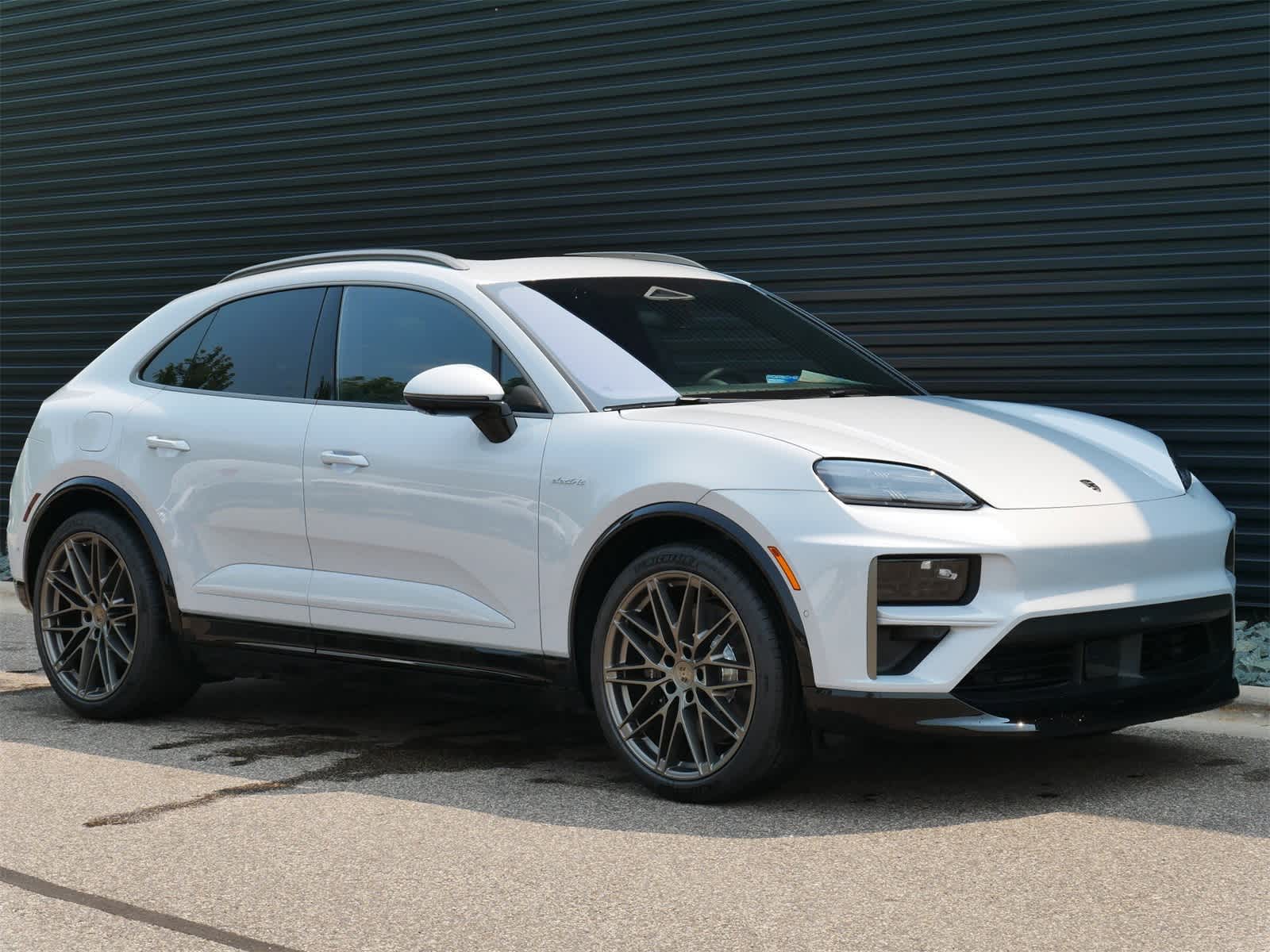 2025 Porsche Macan Electric Turbo photo 18