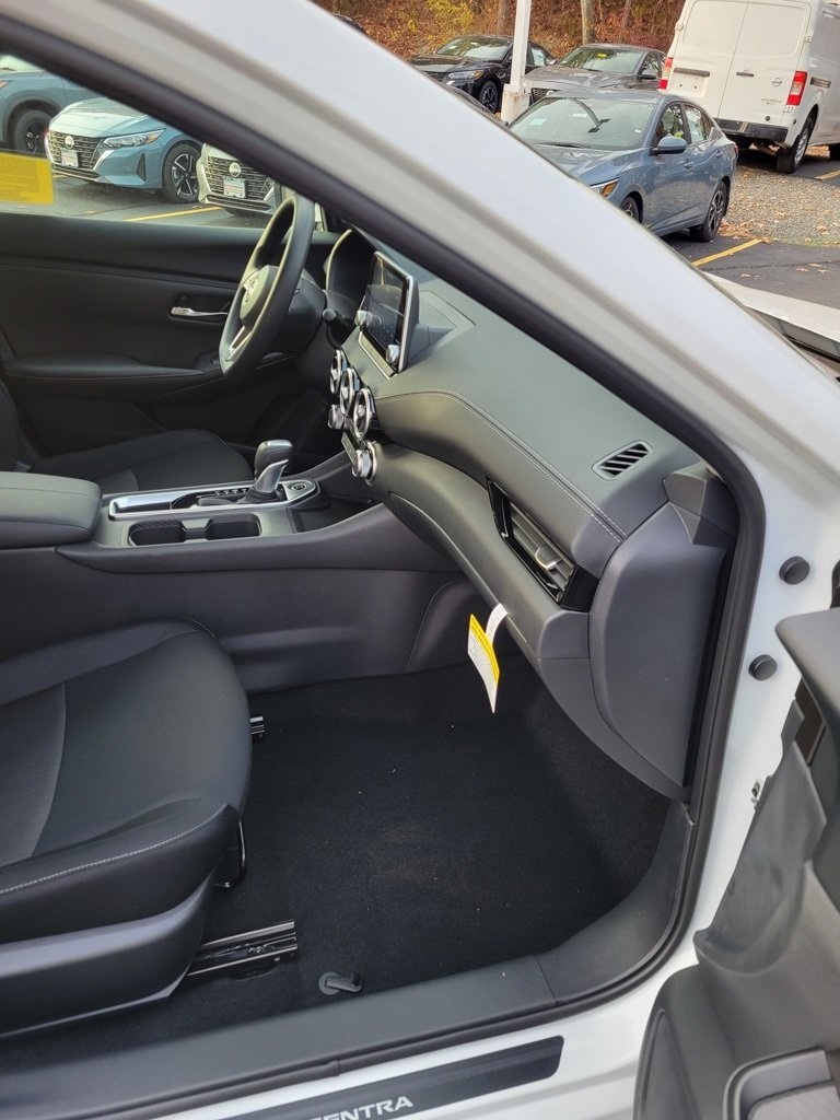 2025 Nissan Sentra SV photo 17