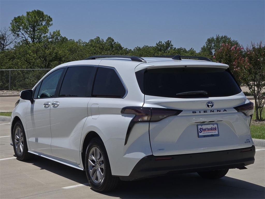 2024 Toyota Sienna XLE photo 5