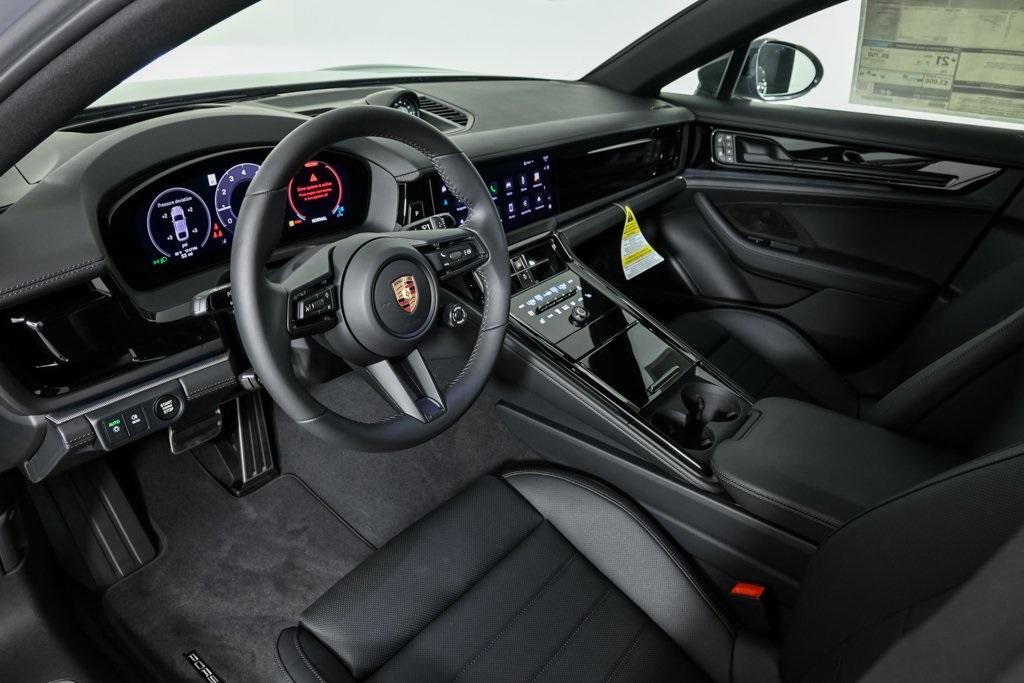 2025 Porsche Panamera Base photo 4