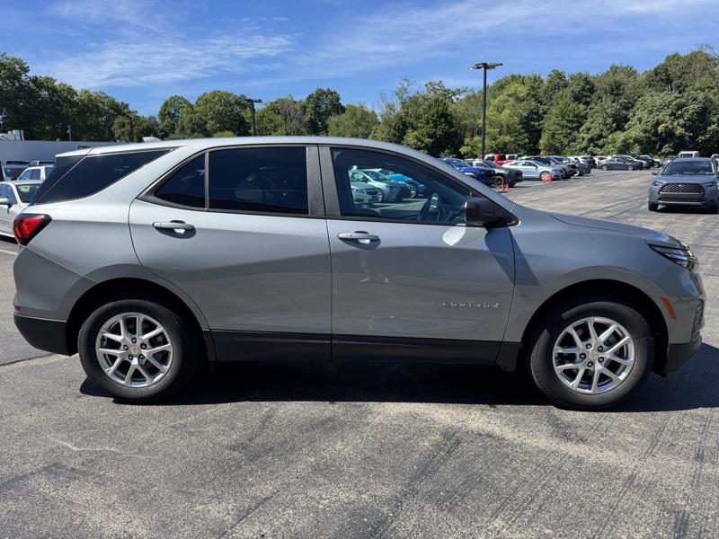 2023 Chevrolet Equinox LS photo 2