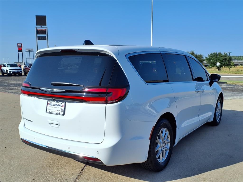 2026 Chrysler Pacifica photo 6
