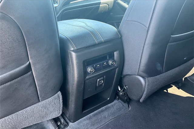 2022 Chevrolet Traverse Leather photo 10