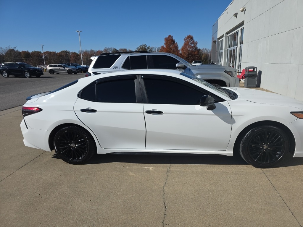 2020 Toyota Camry SE photo 2