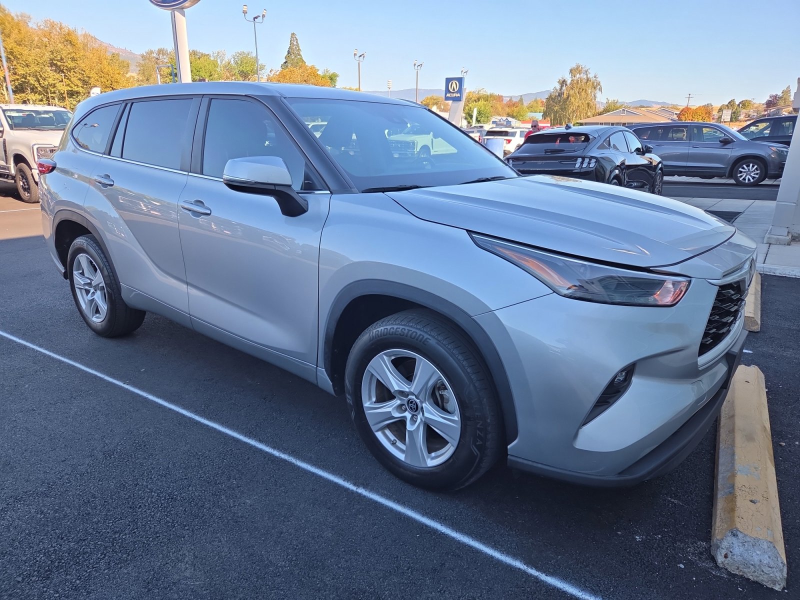 2023 Toyota Highlander L photo 3