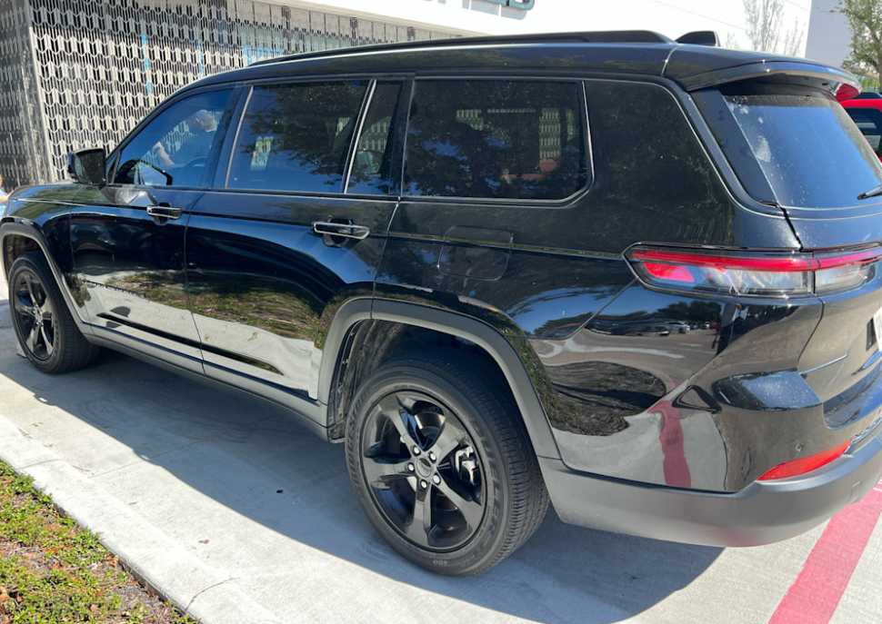 2023 Jeep Grand Cherokee Altitude photo 4