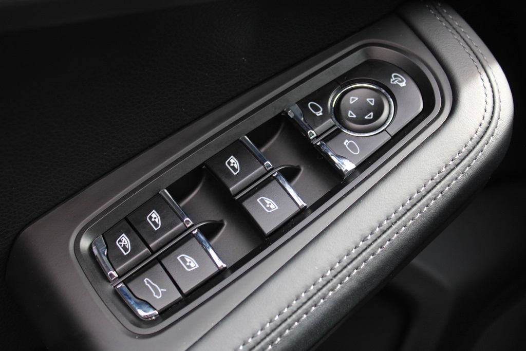 2025 Porsche Macan Base photo 19