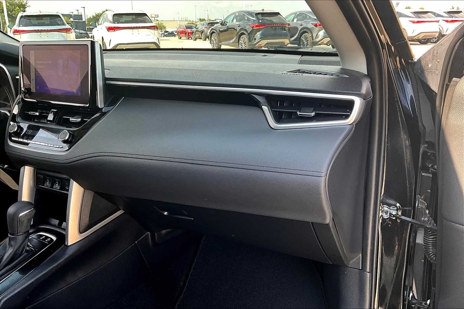 2024 Toyota Corolla Cross XLE photo 18