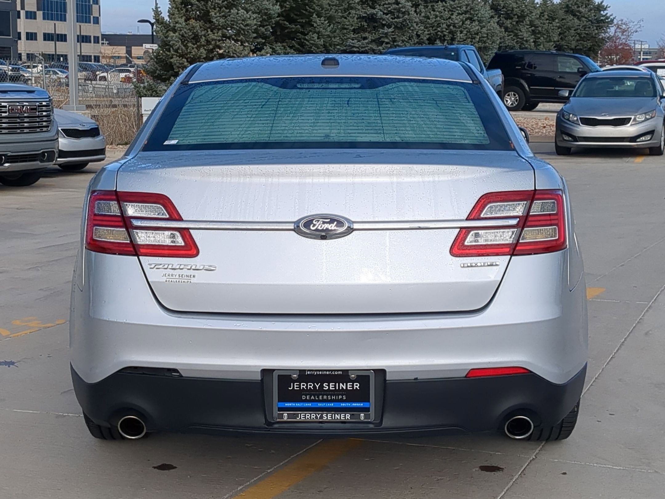 2015 Ford Taurus SE photo 4