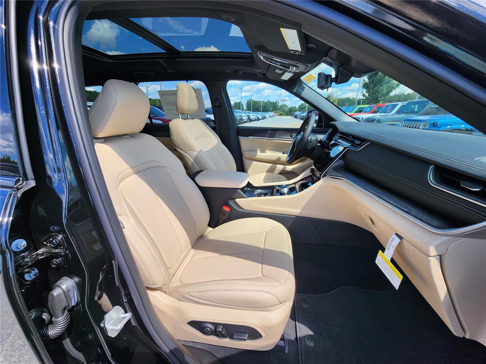 2025 Jeep Grand Cherokee Limited photo 3