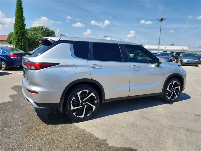 2022 Mitsubishi Outlander SE photo 2