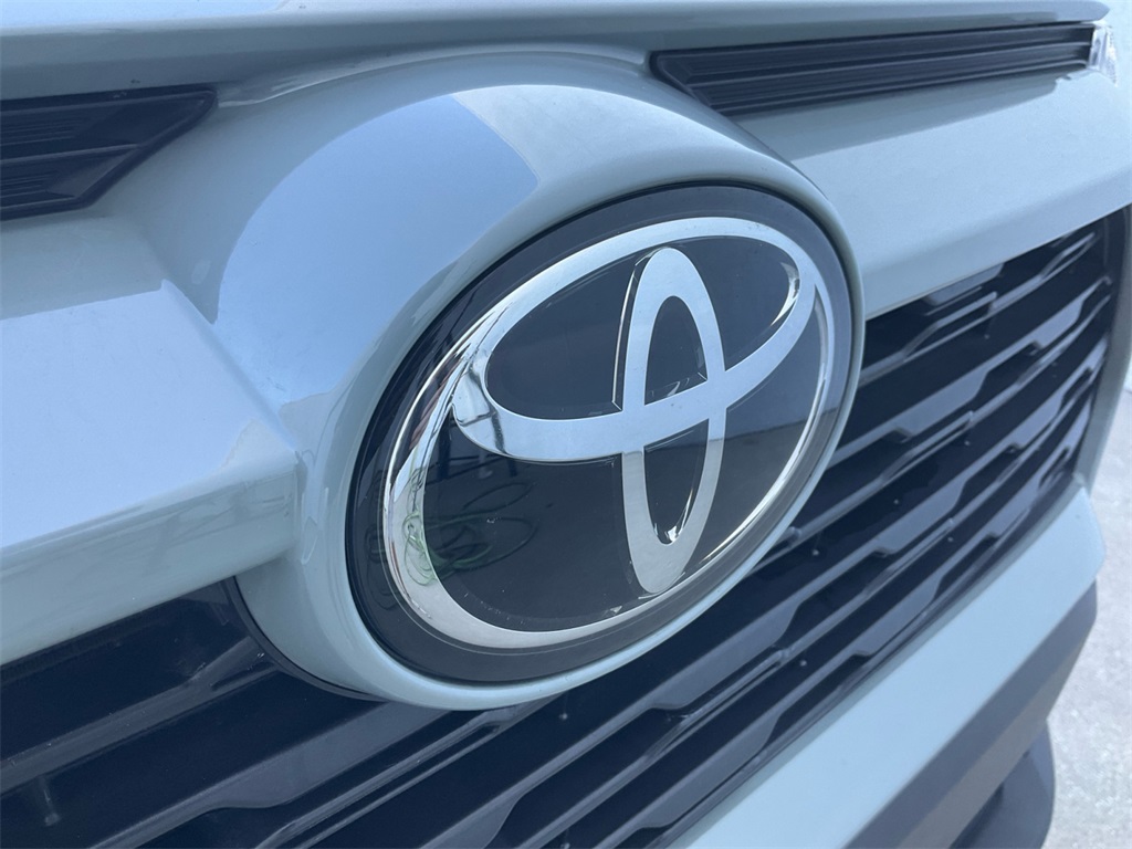 2023 Toyota RAV4 XLE photo 28