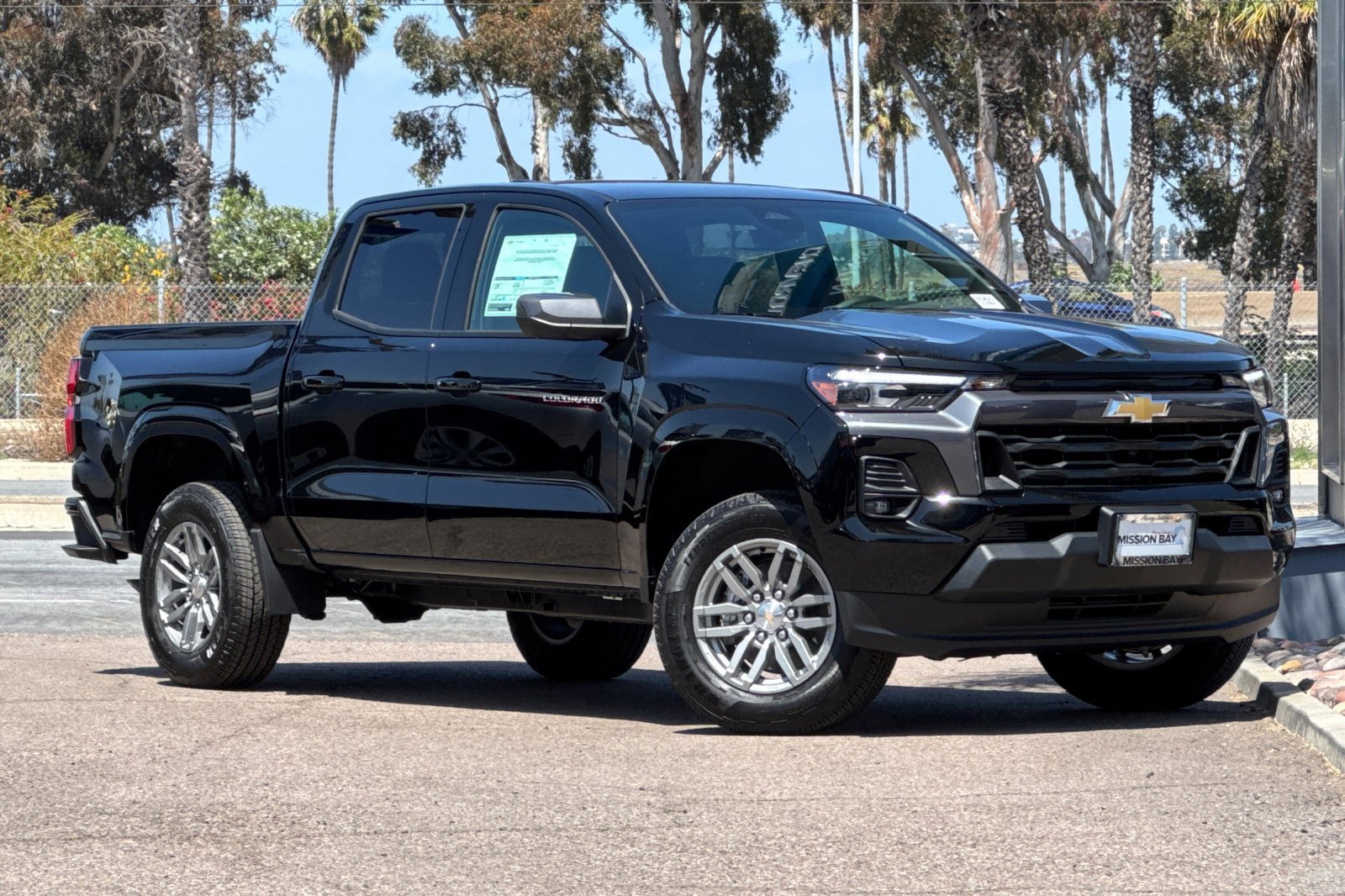 2025 Chevrolet Colorado Work Truck LT photo 2