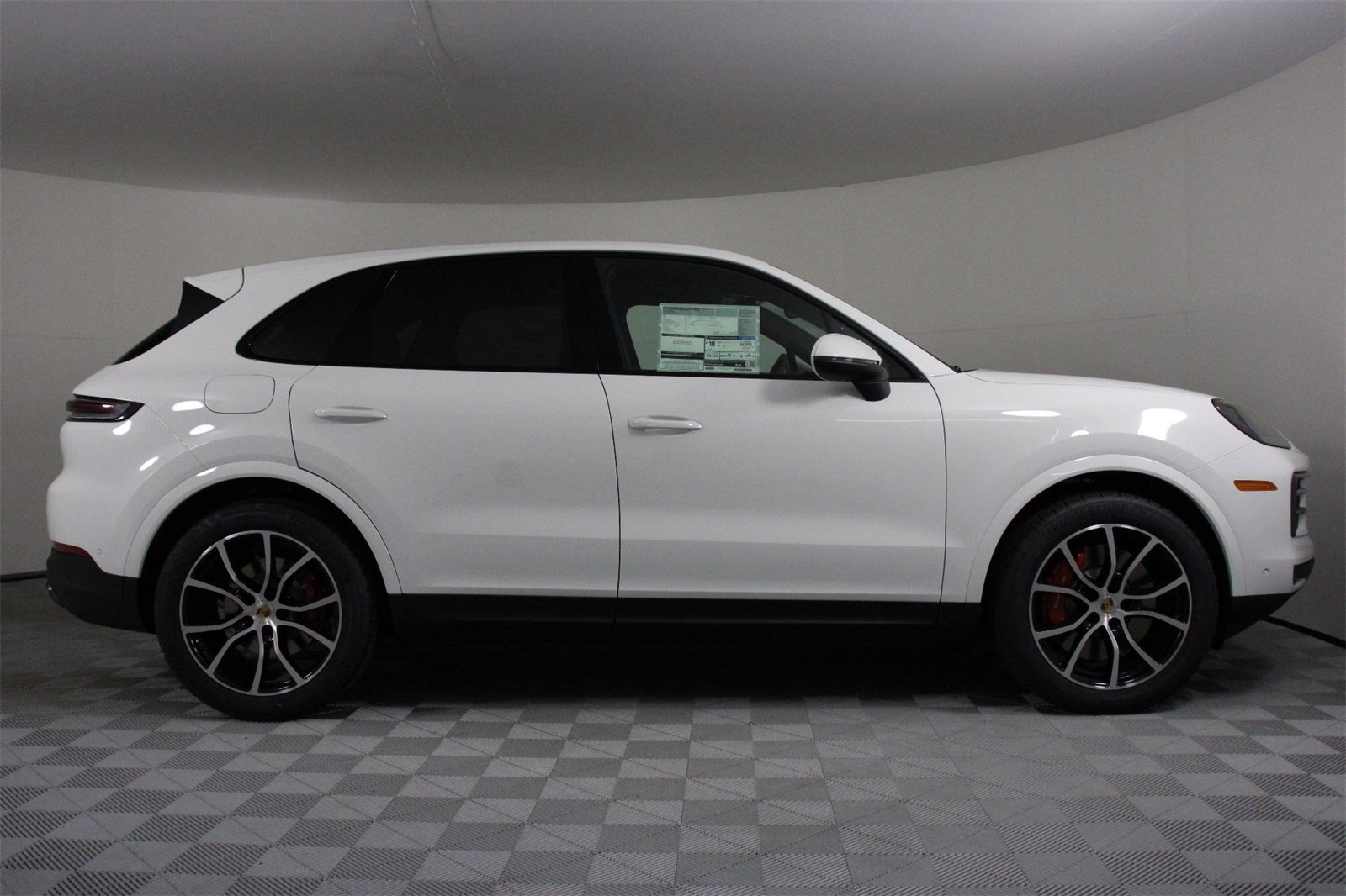 2025 Porsche Cayenne S photo 8