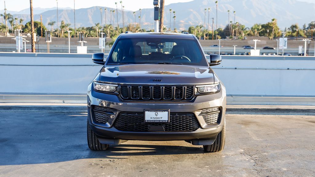2025 Jeep Grand Cherokee Laredo Altitude photo 3