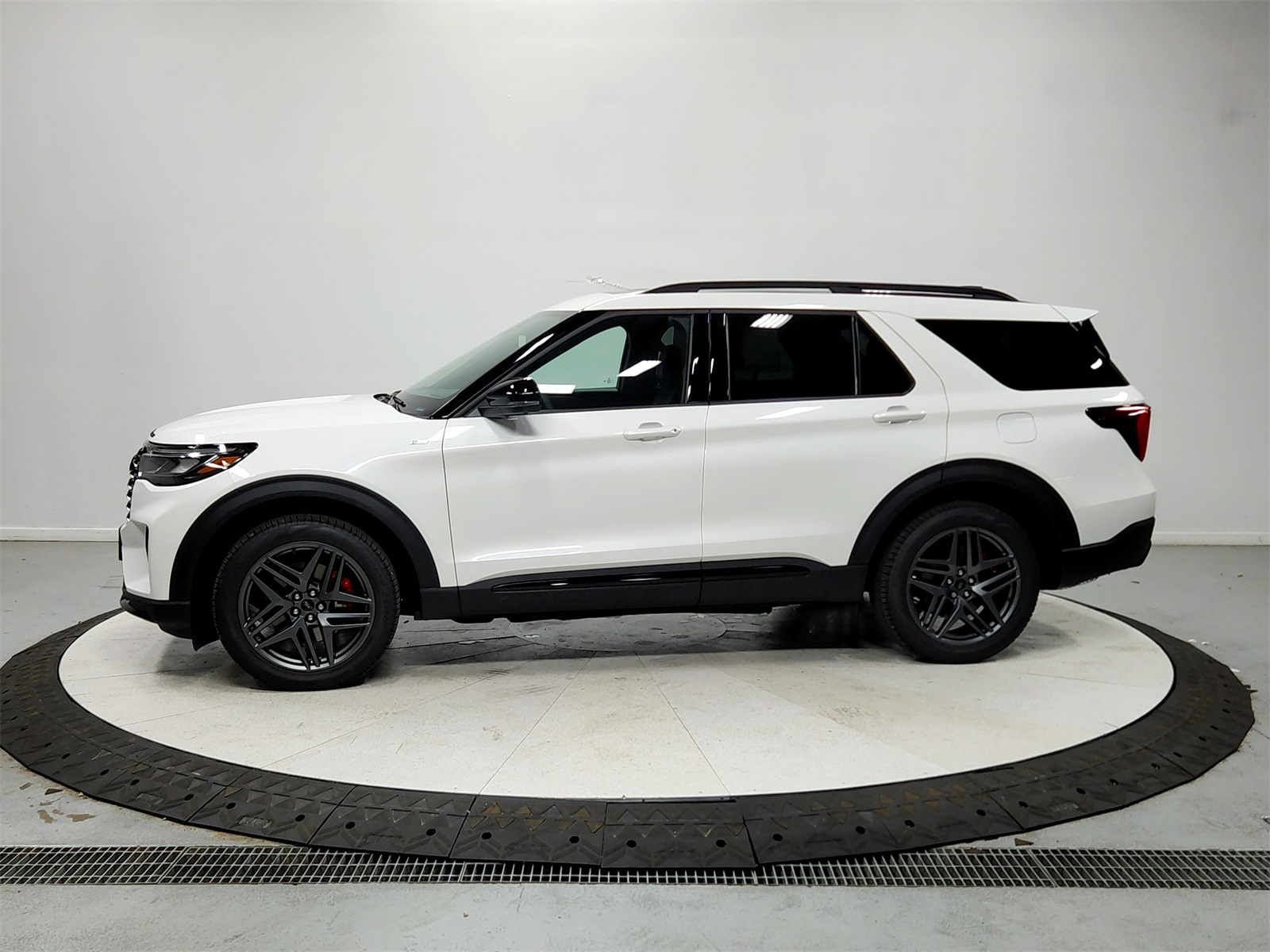 2025 Ford Explorer ST-Line photo 4