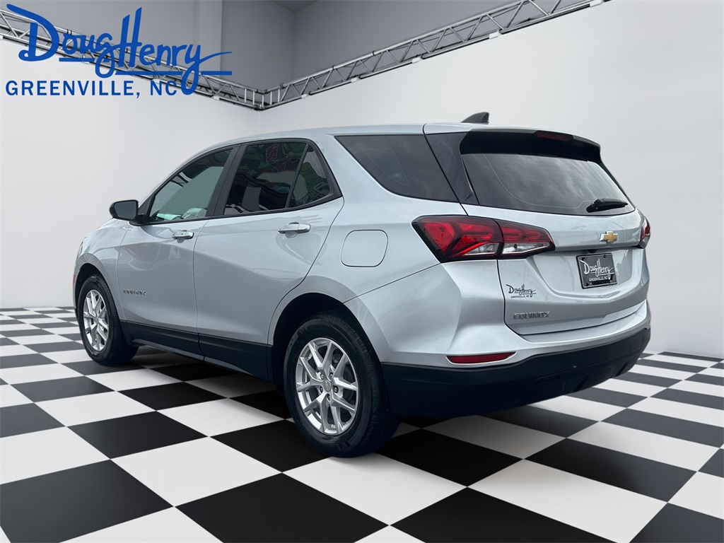 2022 Chevrolet Equinox LS photo 3